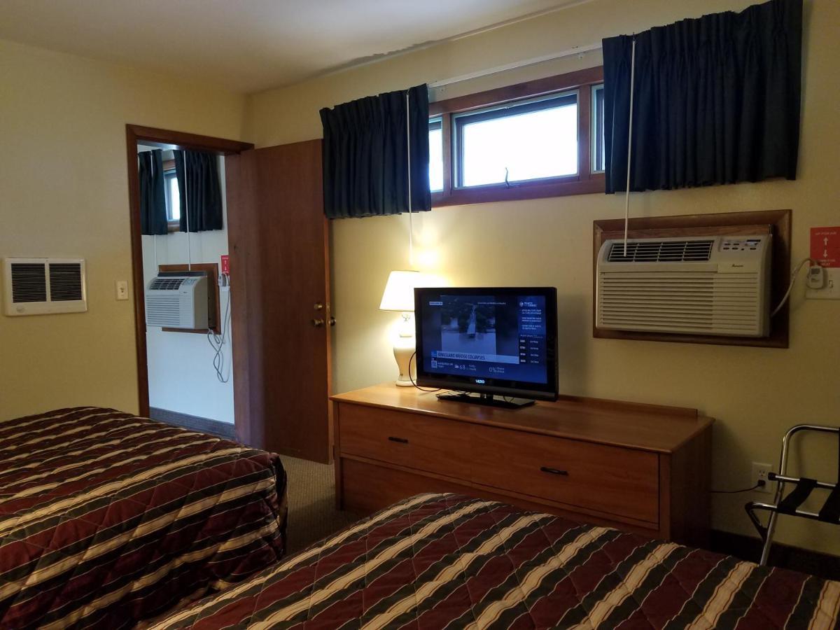 Black Hawk Motel & Suites Wisconsin Dells Bagian luar foto