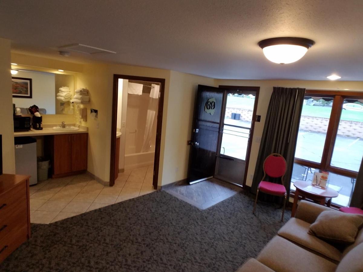 Black Hawk Motel & Suites Wisconsin Dells Bagian luar foto